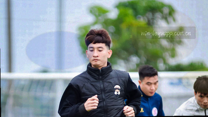 进球后球员奔跑庆祝的远景画面，画面带光晕